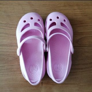 クロックス(crocs)のクロックス サンダル 女の子 ピンク 18(サンダル)