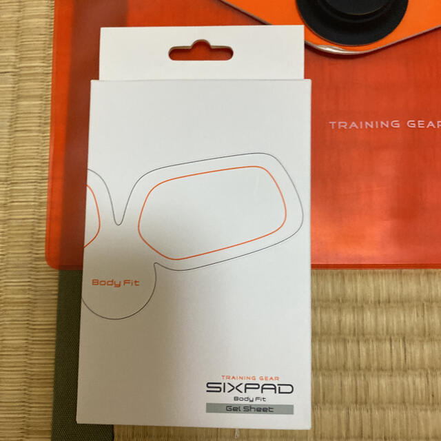 SIXPAD(シックスパッド)のシックスパッド×2 新品ジェルシート×2 スポーツ/アウトドアのトレーニング/エクササイズ(トレーニング用品)の商品写真