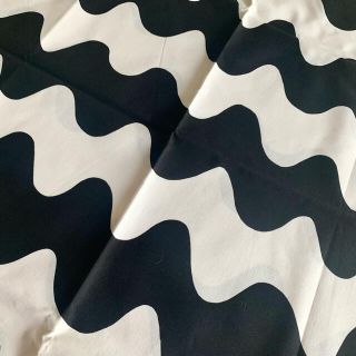 マリメッコ(marimekko)の新品★marimekko はぎれ　生地　pikku lokki 白黒　かもめ(生地/糸)