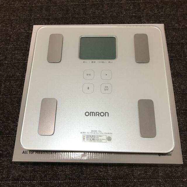 OMRON(オムロン)のオムロン 体重体組成計　HBF-227T-SW　シャイニーホワイト スマホ/家電/カメラの美容/健康(体重計/体脂肪計)の商品写真