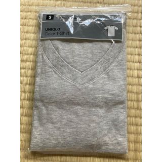 ユニクロ(UNIQLO)の新品未使用未開封　グレー　Tシャツ　UNIQLO ユニクロ　Vネック(Tシャツ(半袖/袖なし))