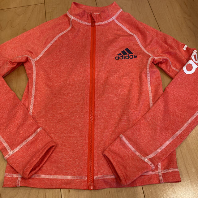 adidas(アディダス)のadidas アディダス ラッシュガード　キッズ　140 未使用です キッズ/ベビー/マタニティのキッズ服男の子用(90cm~)(水着)の商品写真