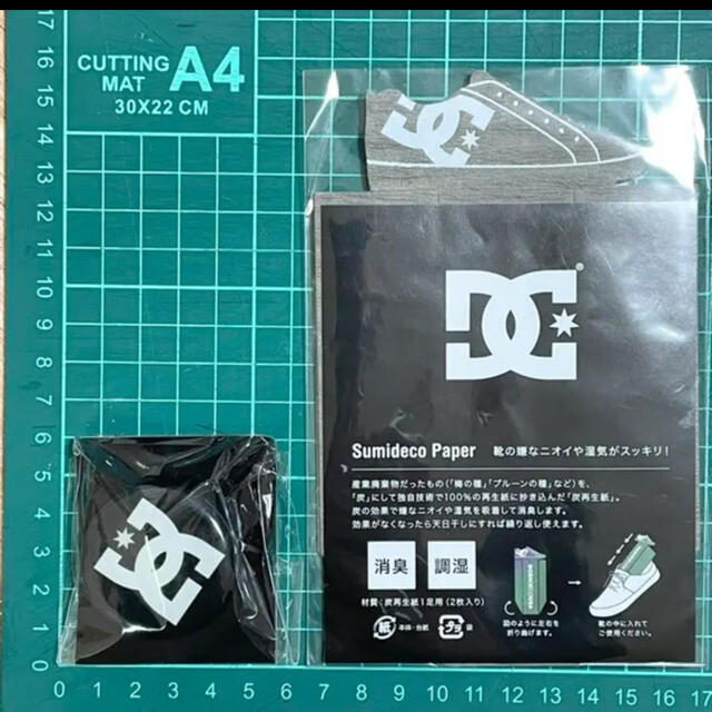 DC(ディーシー)のDC ノベルティ 2点 スマホグリップ & sumideco paper 消臭 スマホ/家電/カメラのスマホアクセサリー(その他)の商品写真