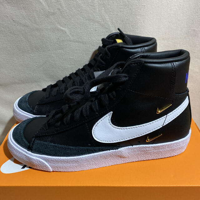 NIKE(ナイキ)のナイキ ブレーザー ミッド '77 SE 23.0cm レディース 新品未使用 レディースの靴/シューズ(スニーカー)の商品写真