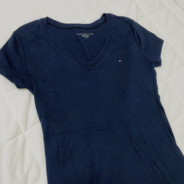 TOMMY HILFIGER(トミーヒルフィガー)のTOMMY VネックTシャツ レディースのトップス(Tシャツ(半袖/袖なし))の商品写真