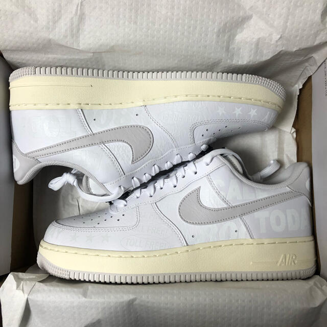 NIKE(ナイキ)の未使用品　NIKE AIR FORCE 1 07 エアフォース1 メンズの靴/シューズ(スニーカー)の商品写真