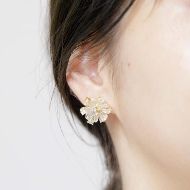 flower(フラワー)のshiny fleur pierce ～ｼｬｲﾆｰﾌﾙｰﾙﾋﾟｱｽ レディースのアクセサリー(ピアス)の商品写真