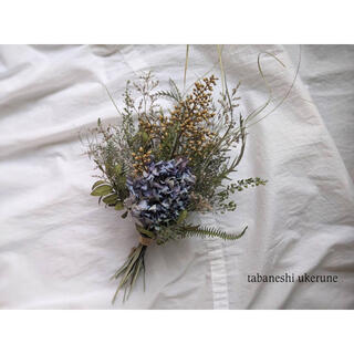 淡い青色の紫陽花と夏の草花を束ねた 花瓶に生ける スワッグ  ドライフラワー(ドライフラワー)