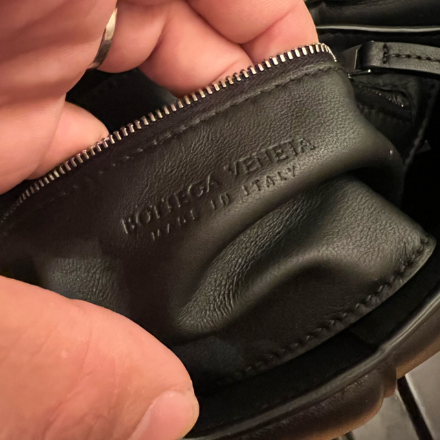 Bottega Veneta(ボッテガヴェネタ)の大人気　ボッテガヴェネタ　パデッドカセット　黒×シルバー レディースのバッグ(ショルダーバッグ)の商品写真