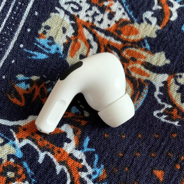 Apple(アップル)のApple AirPods Pro 片耳 R 片方 右耳 中古 スマホ/家電/カメラのオーディオ機器(ヘッドフォン/イヤフォン)の商品写真