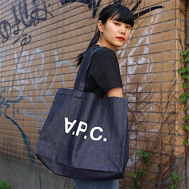 A.P.C(アーペーセー)のA.P.C. アーペーセー Daniela ショッピングバッグ インディゴ レディースのバッグ(トートバッグ)の商品写真