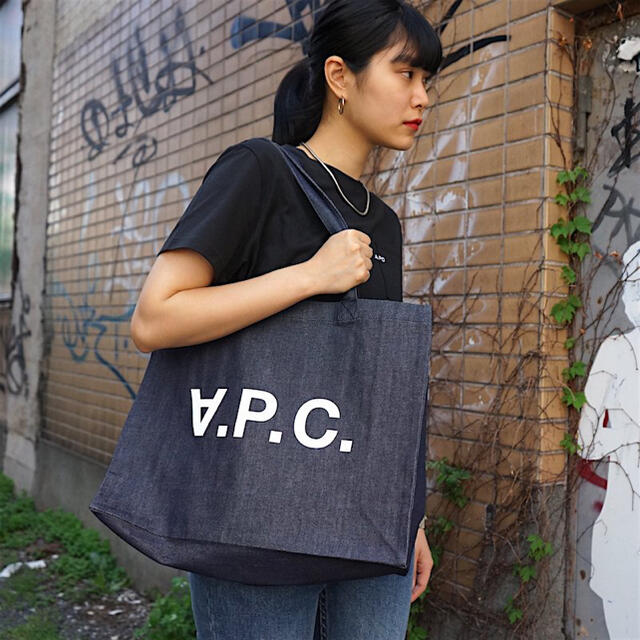 A.P.C(アーペーセー)のA.P.C. アーペーセー Daniela ショッピングバッグ インディゴ レディースのバッグ(トートバッグ)の商品写真