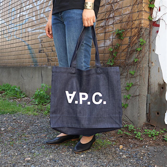 A.P.C(アーペーセー)のA.P.C. アーペーセー Daniela ショッピングバッグ インディゴ レディースのバッグ(トートバッグ)の商品写真