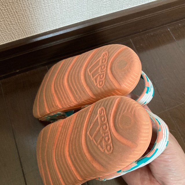 adidas(アディダス)のアディダス　サンダル　16 キッズ/ベビー/マタニティのキッズ靴/シューズ(15cm~)(サンダル)の商品写真