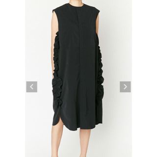 バーニーズニューヨーク(BARNEYS NEW YORK)のYoko Chan Side Ruffle Dress 38 黒　新品(ひざ丈ワンピース)