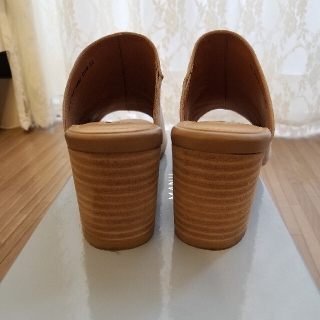 Mode et Jacomo(モードエジャコモ)のモードエジャコモ　ベージュ　サンダル　チャンキーヒール レディースの靴/シューズ(サンダル)の商品写真