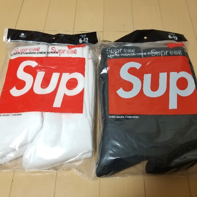 Supreme(シュプリーム)のSupreme Hanes シュプリーム ソックス 白 黒 2足セット メンズのレッグウェア(ソックス)の商品写真