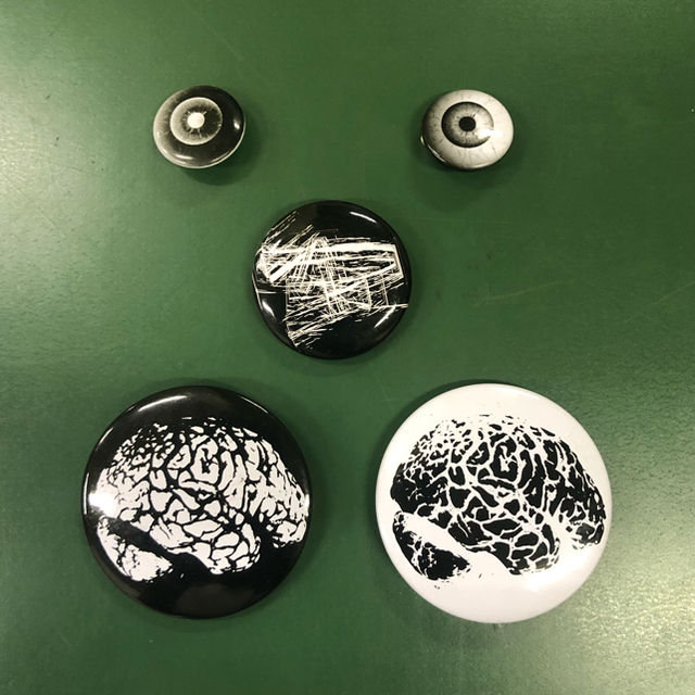 UNDERCOVER(アンダーカバー)のUNDERCOVER PinBack Button 5pieces SET メンズのファッション小物(その他)の商品写真