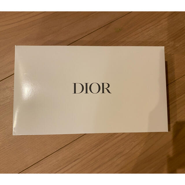 Dior(ディオール)の【値下げしました】DIOR ディオール　ノベルティポーチ【非売品】希少 エンタメ/ホビーのコレクション(ノベルティグッズ)の商品写真