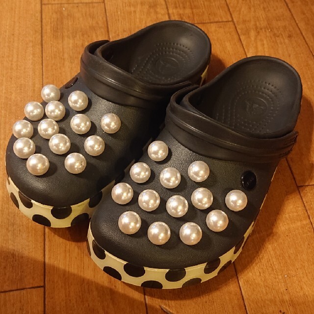 crocs(クロックス)の値下げ★美品★激レア★crocs★パールつき★サンダル★クロックス レディースの靴/シューズ(サンダル)の商品写真