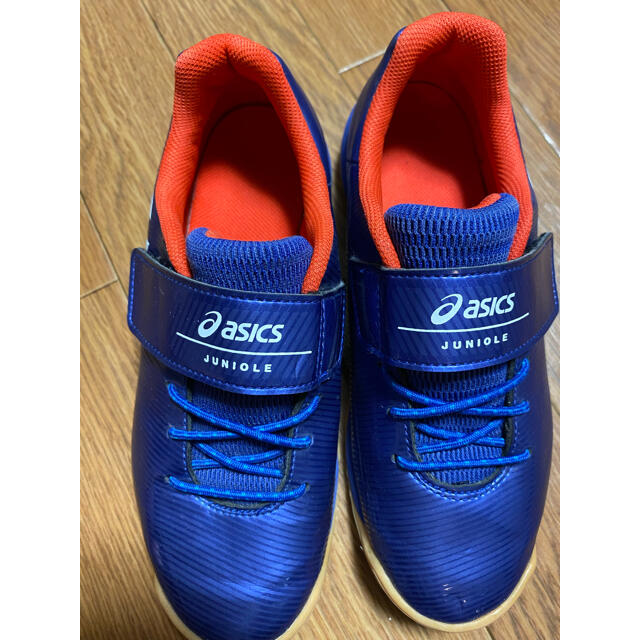 asics(アシックス)の値下げしました！！asics サッカー　室内シューズ スポーツ/アウトドアのサッカー/フットサル(シューズ)の商品写真