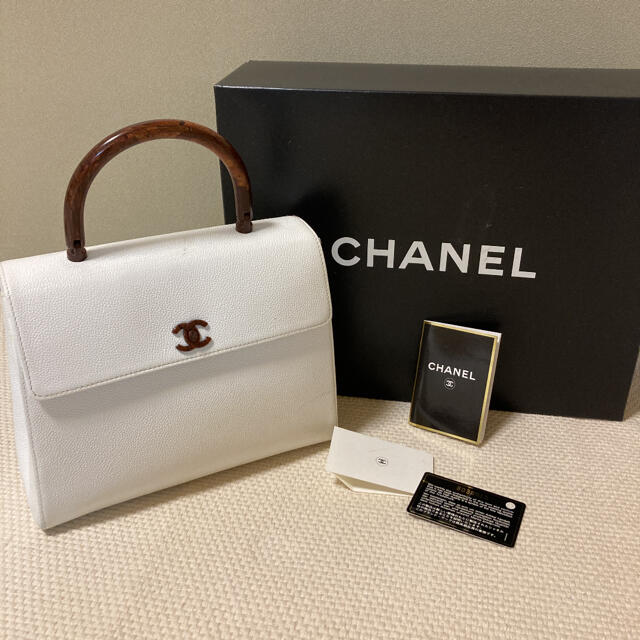 CHANEL(シャネル)のCHANELシャネル　真っ白高級ハンドバッグバッグ レディースのバッグ(ハンドバッグ)の商品写真