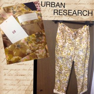 アーバンリサーチ(URBAN RESEARCH)の最終価格URBAN 花柄サテンクロップド(クロップドパンツ)