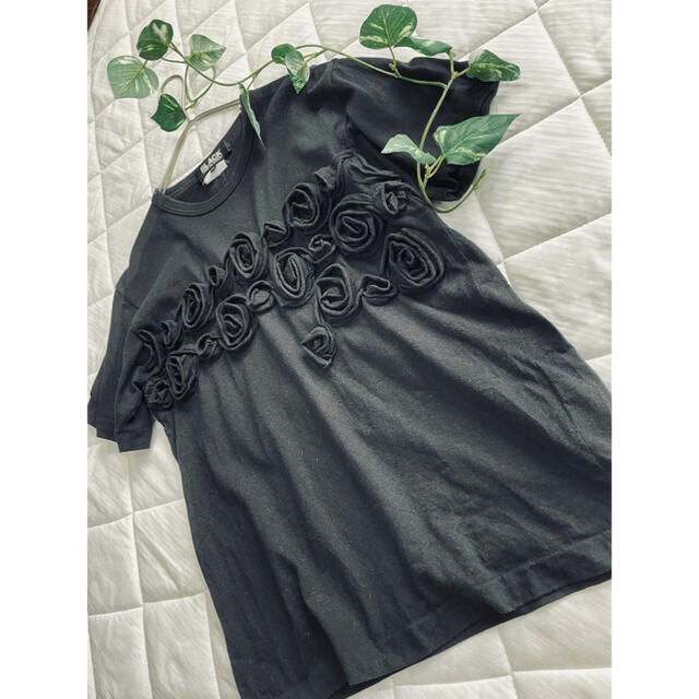 COMME des GARCONS(コムデギャルソン)のコムデギャルソン　Tシャツ　花モチーフTシャツ レディースのトップス(Tシャツ(半袖/袖なし))の商品写真