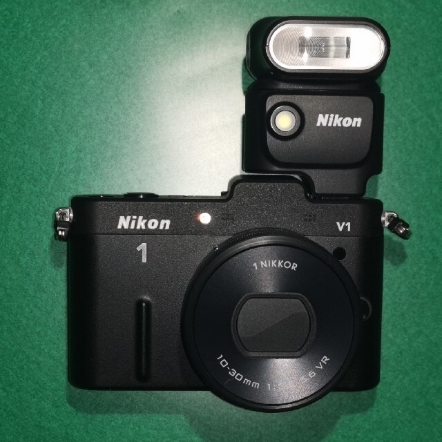 Nikon(ニコン)のNikon1 V1 パワーズームレンズ、ストロボセット スマホ/家電/カメラのカメラ(ミラーレス一眼)の商品写真