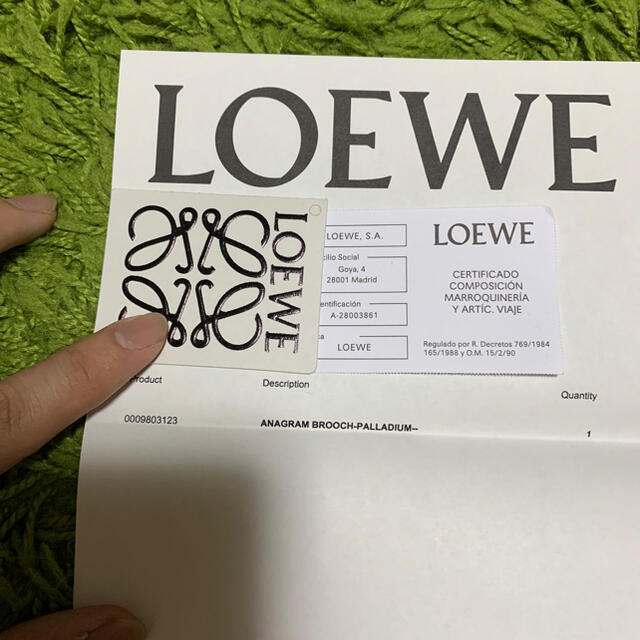 LOEWE(ロエベ)のloewe アナグラムブローチ レディースのアクセサリー(ブローチ/コサージュ)の商品写真