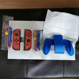 ニンテンドースイッチ(Nintendo Switch)のマリオレッドブルーバージョン新品未使用　 ジョイコン左右、グリップブルー(その他)