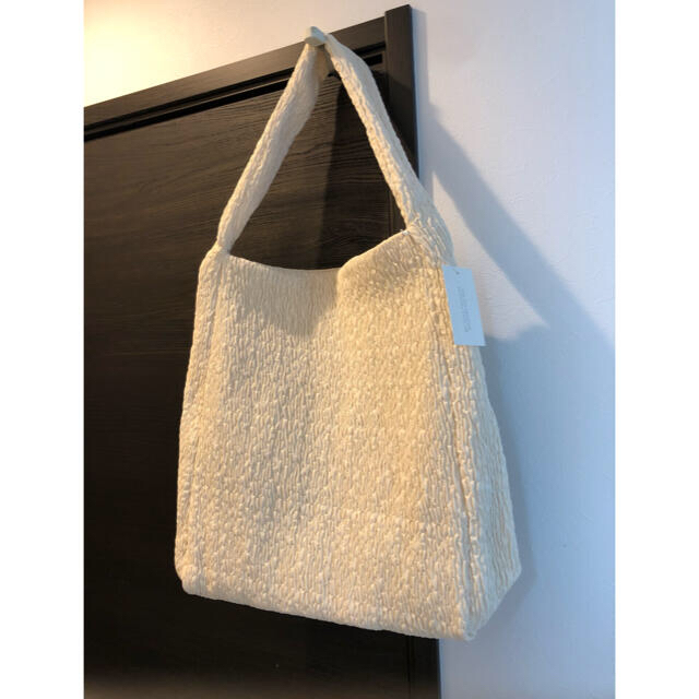 COS(コス)の新作新品COSスモッキング刺繍オーバーサイズ買い物バッグ(ホワイト) レディースのバッグ(ショルダーバッグ)の商品写真