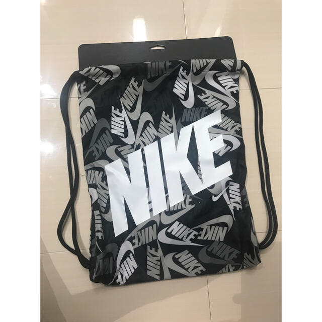 NIKE(ナイキ)のNIKE ナイキ ジムサック　新品　白黒 キッズ/ベビー/マタニティのこども用バッグ(リュックサック)の商品写真