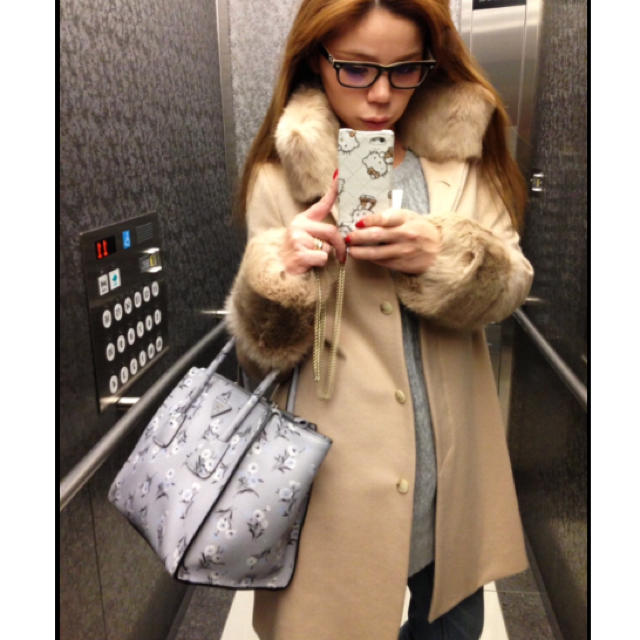Nina mew(ニーナミュウ)の紗栄子着用グレー ninamewカシミアラビットファーコート レディースのジャケット/アウター(毛皮/ファーコート)の商品写真
