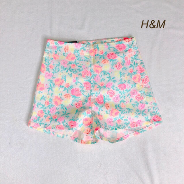 H&M(エイチアンドエム)の花柄 ショートパンツ　新品 レディースのパンツ(ショートパンツ)の商品写真