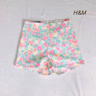 エイチアンドエム(H&M)の花柄 ショートパンツ　新品(ショートパンツ)