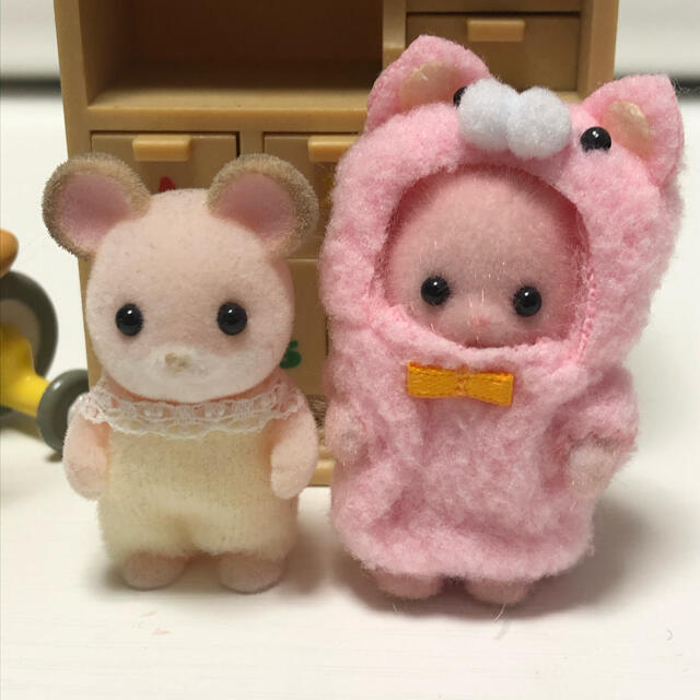 EPOCH(エポック)のピンクネズミの赤ちゃん、ペルシャネコの赤ちゃん、家具 エンタメ/ホビーのおもちゃ/ぬいぐるみ(キャラクターグッズ)の商品写真