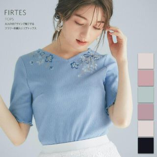 トッコ(tocco)のtocco closet フラワー刺繍入りリブトップス ブルー(カットソー(半袖/袖なし))