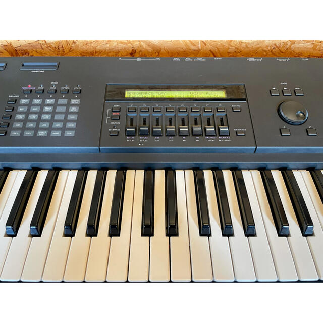 ヤマハ(ヤマハ)のYAMAHA　ヤマハ　シンセサイザー　SY 85　61鍵盤　ハードケース付き 楽器の鍵盤楽器(キーボード/シンセサイザー)の商品写真