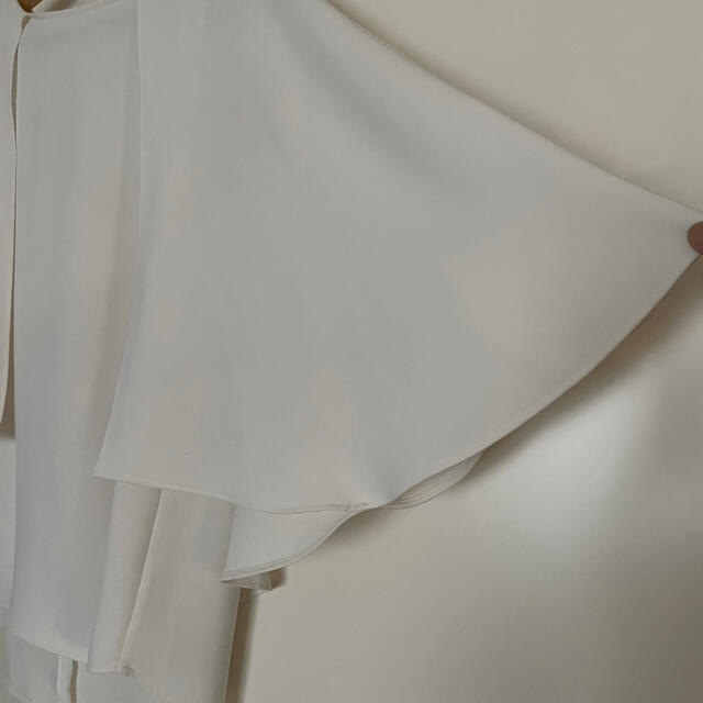 GALLARDA GALANTE(ガリャルダガランテ)のガリャルダガランテ　ケープ風ブラウス　オフホワイト レディースのトップス(シャツ/ブラウス(半袖/袖なし))の商品写真