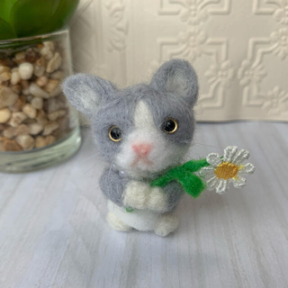 羊毛フェルト お花を持ったハチワレ猫(ぬいぐるみ)