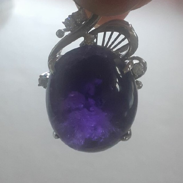紫の石と透明の石がついたネックレストップ