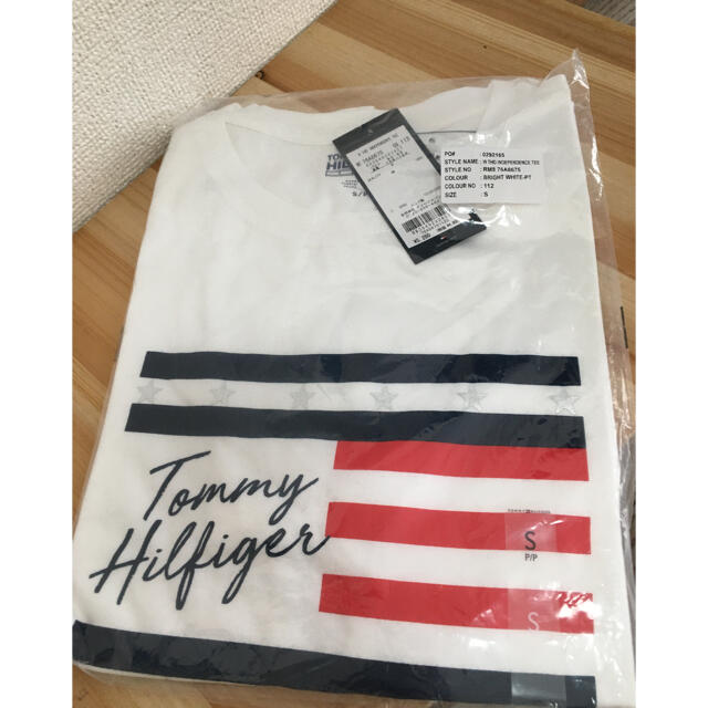 TOMMY HILFIGER(トミーヒルフィガー)の新品！TOMMY HILFIGER 星条旗柄　ロゴTシャツ レディースのトップス(Tシャツ(半袖/袖なし))の商品写真