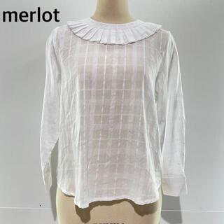 メルロー(merlot)のmerlot メルロー バックボタン長袖襟フリルブラウス　シャツ(シャツ/ブラウス(長袖/七分))