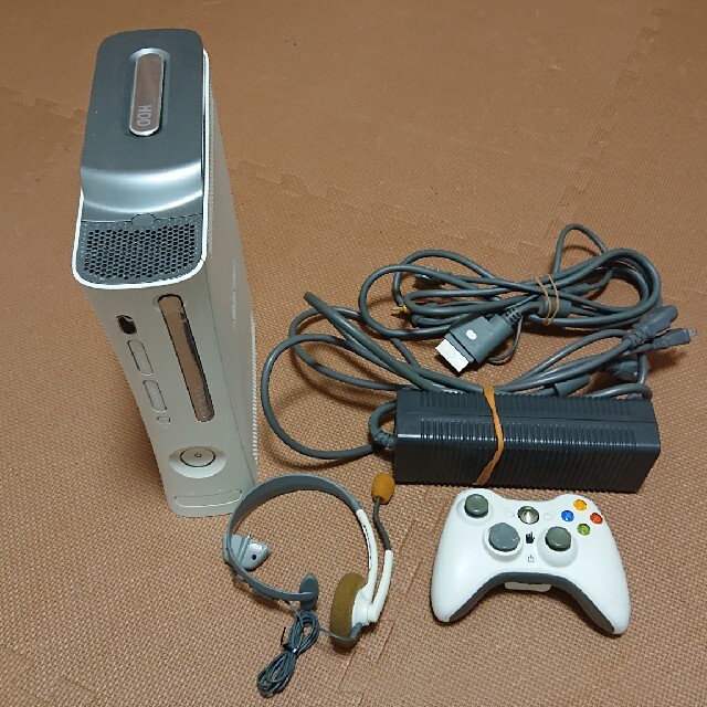 Xbox360(エックスボックス360)のXBOX360 初期型 20ギガモデル エンタメ/ホビーのゲームソフト/ゲーム機本体(家庭用ゲーム機本体)の商品写真