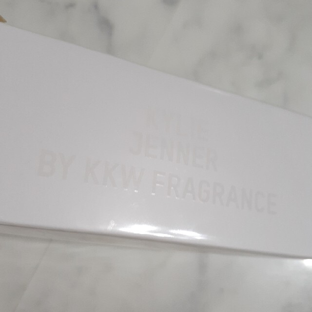 Kylie Cosmetics(カイリーコスメティックス)のKYLIE JENNER KKW FRAGRANCE NUDE LIPS 香水 コスメ/美容の香水(香水(女性用))の商品写真