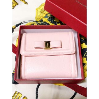 サルヴァトーレフェラガモ(Salvatore Ferragamo)の新品・未使用◆大人可愛い！◆フェラガモ　二つ折り財布◆Nylund Pink(財布)