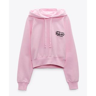 ザラ(ZARA)のBarbie ZARA クロップド　フーディ　パーカー　ピンク　M(パーカー)