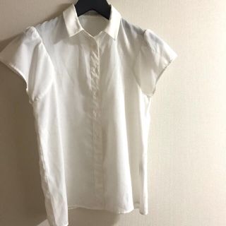 マウジー(moussy)のmoussy 白シャツ　フリルシャツ(シャツ/ブラウス(半袖/袖なし))