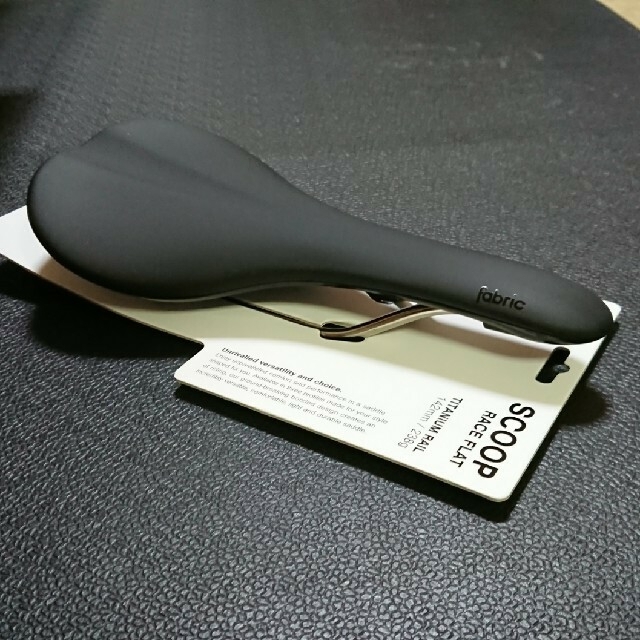 ファブリック新品サドル Fabric Scoop Race Flat